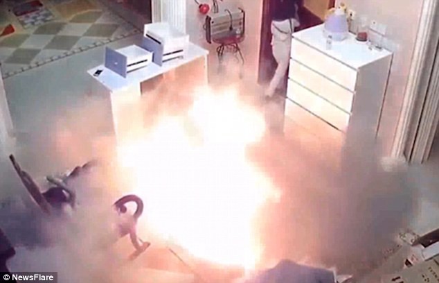 Một chiếc xe điện cân bằng đã tự phát nổ tại Trung Quốc Một chiếc xe điện cân bằng đã tự phát nổ tại Trung Quốc