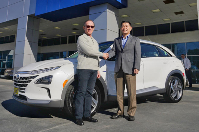 Todd Hochrad là chủ nhân đầu tiên của chiếc Hyundai Nexo Todd Hochrad là chủ nhân đầu tiên của chiếc Hyundai Nexo