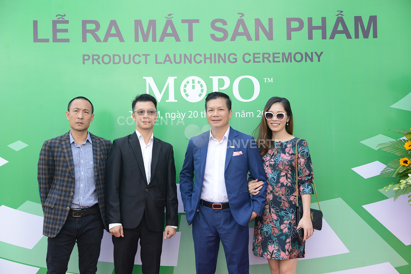 Ông Minh tổng giám đốc Mopo thứ hai từ bên trái và các nhà đầu tư