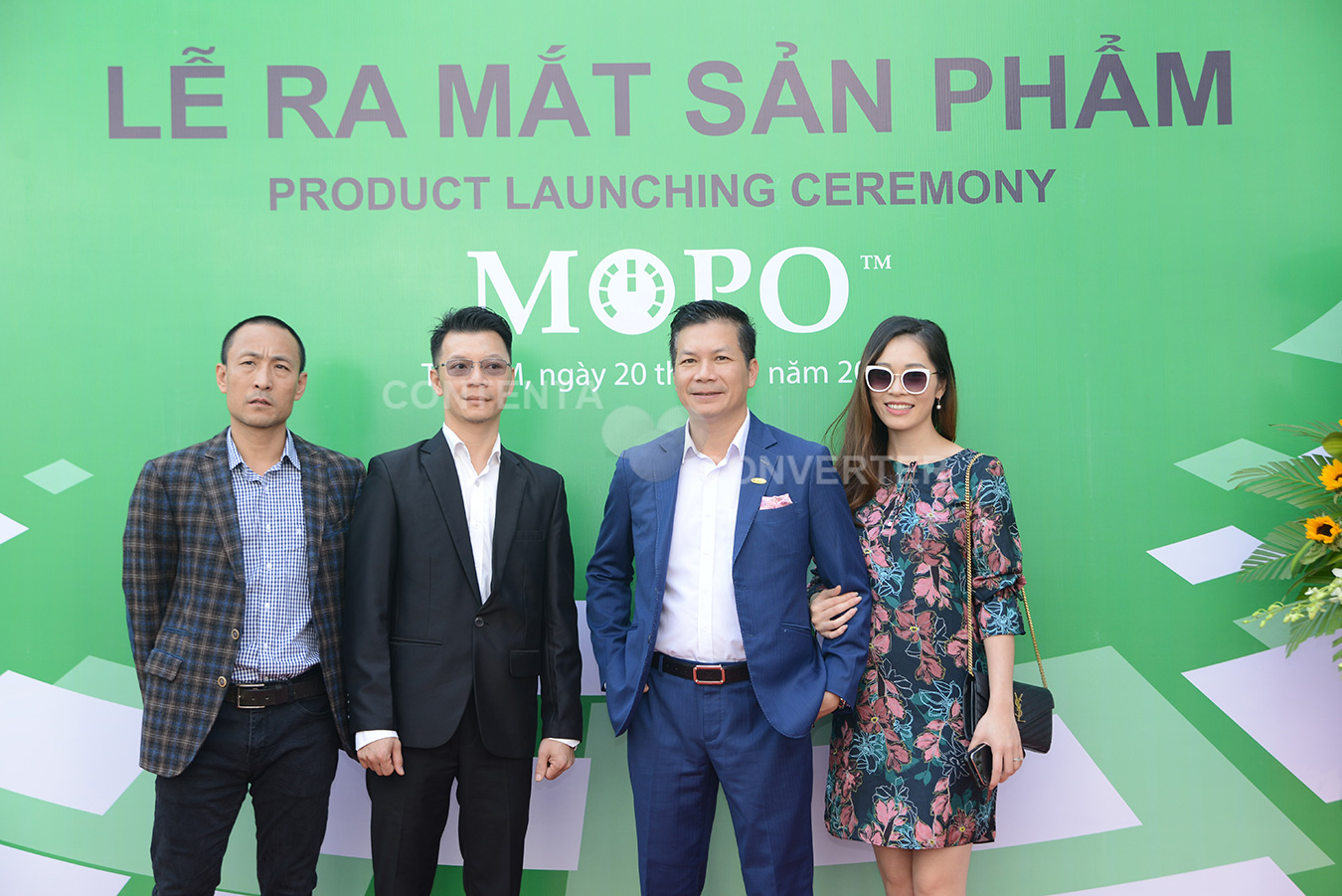 Ông Minh tổng giám đốc Mopo thứ hai từ bên trái và các nhà đầu tư Ông Minh tổng giám đốc Mopo thứ hai từ bên trái và các nhà đầu tư