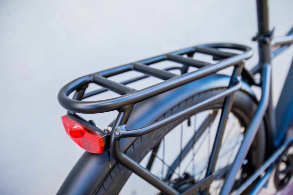 Phía sau xe có giá đỡ gắn đèn hậu Phía sau xe có giá đỡ gắn đèn hậu