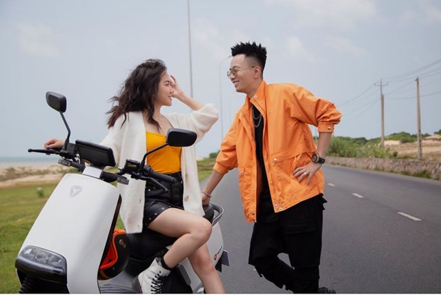 Hình ảnh chiếc xe điện của YADEA bên ekip MV ca nhạc Hình ảnh chiếc xe điện của YADEA bên ekip MV ca nhạc