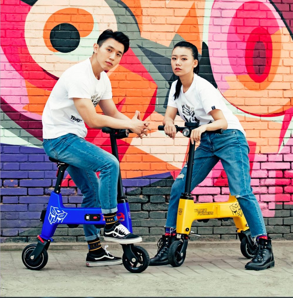 Chiếc xe được giới thiệu bởi những người mẫu trẻ trung năng động
