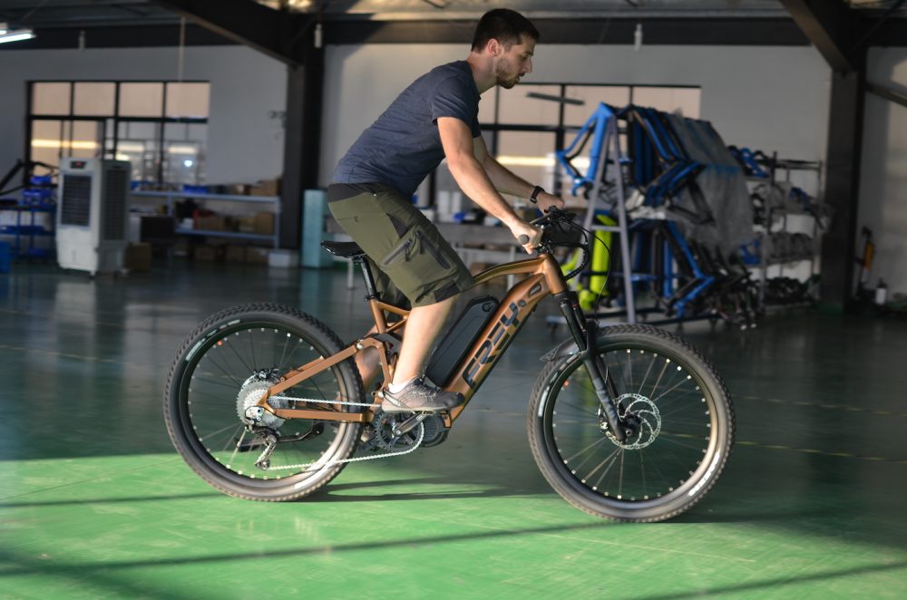 Thử nghiệm một chiếc xe đạp điện FREY trong nhà máy Trung Quốc