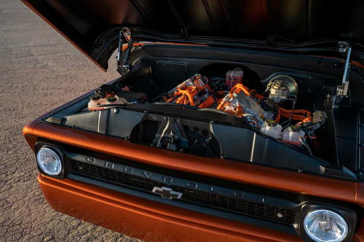 Xe sử dụng máy phát âm thanh như động cơ V8