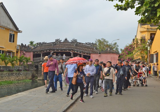 Lượng khách tham quan ngày càng tăng dẫn đến không gian phố đi bộ chịu áp lực rất lớn Lượng khách tham quan ngày càng tăng dẫn đến không gian phố đi bộ chịu áp lực rất lớn