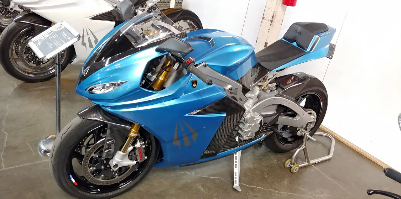 Motor Motorcycle đang giao hàng xe máy điện Lightning Strike