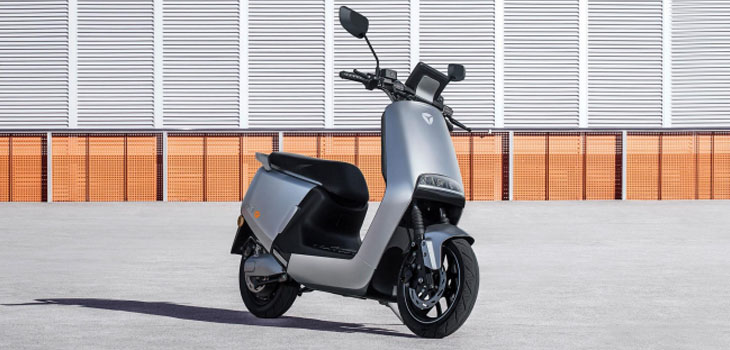 Xe máy điện Yadea G5 màu xám bạc Xe máy điện Yadea G5 màu xám bạc