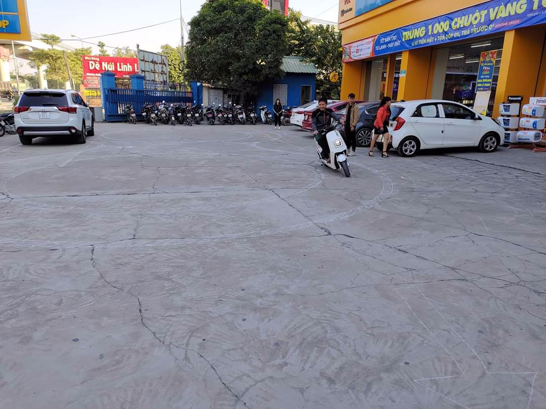 Nhiều người quan tâm và lái thử xe máy điện này Nhiều người quan tâm và lái thử xe máy điện này