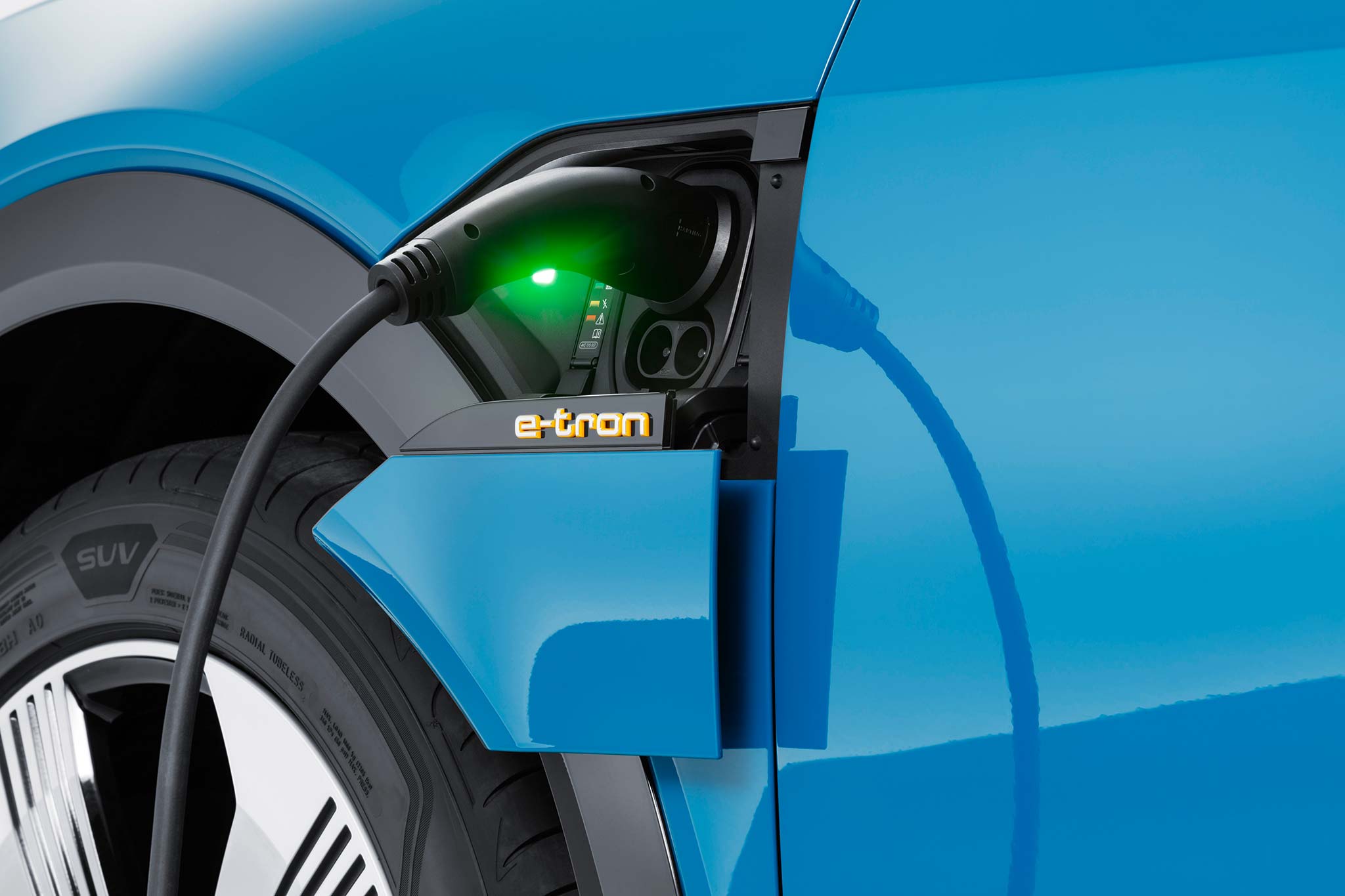 Với những chiếc xe điện thông thường, cần mất khoảng từ 6 – 8 giờ để sạc đầy pin