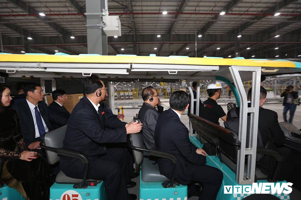 Xe điện là phương tiện di chuyển chính trong chuyến thăm của Triều Tiên tại nhà máy VinFast