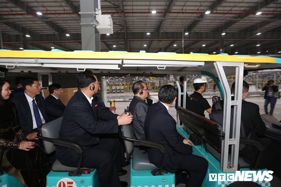 Xe điện là phương tiện di chuyển chính trong chuyến thăm của Triều Tiên tại nhà máy VinFast Xe điện là phương tiện di chuyển chính trong chuyến thăm của Triều Tiên tại nhà máy VinFast
