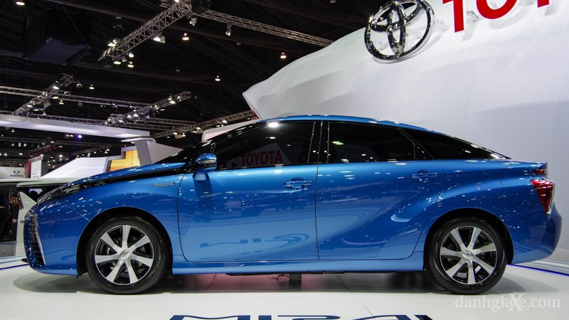 Toyota sẽ bán xe chạy nhiên liệu Hydro Mirai ra thị trường với giá khoảng 50.000 USD