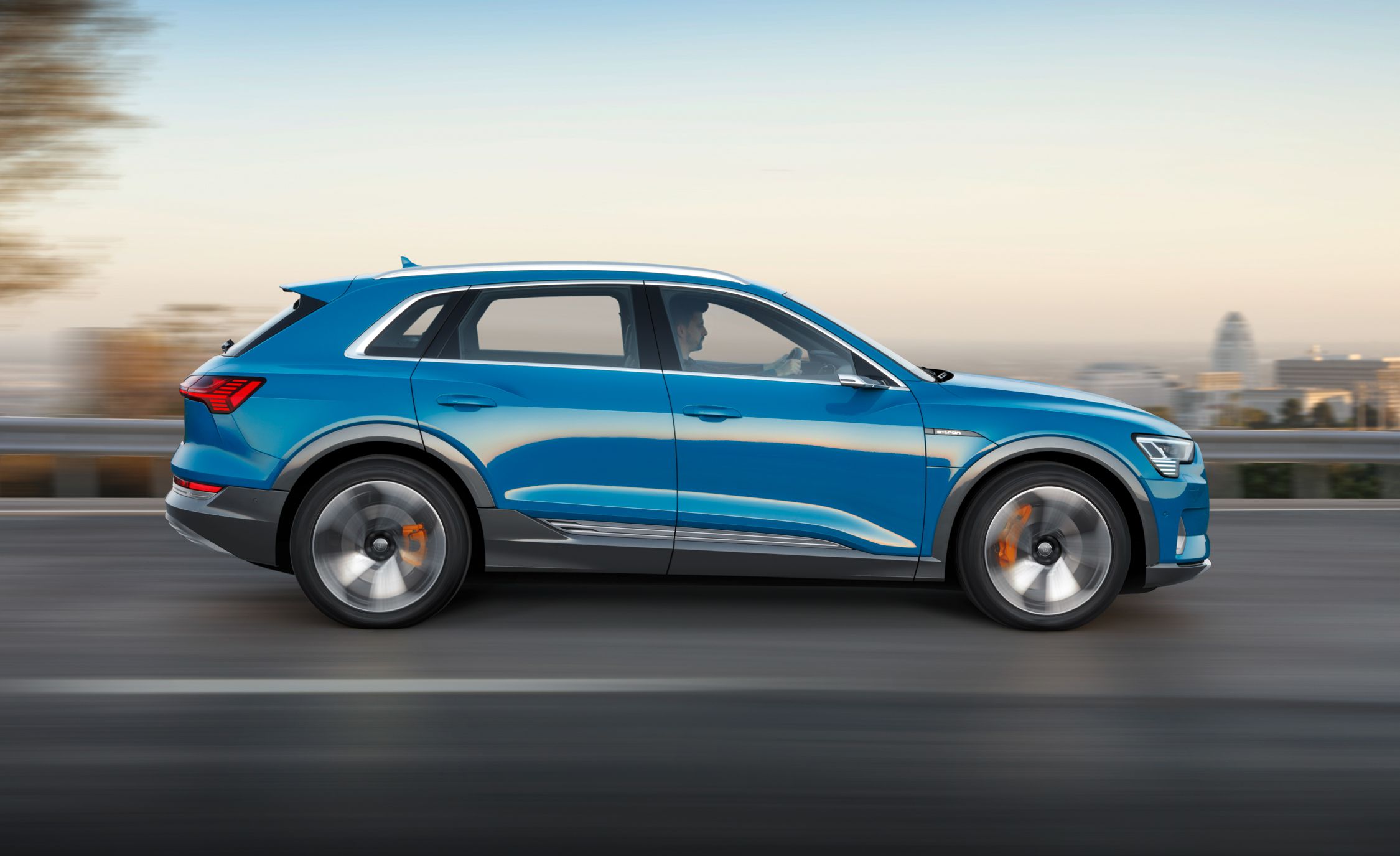 Audi E-tron 2019 có ngoại hình khá giống với chiếc SUV dòng Q ra mắt trước đó