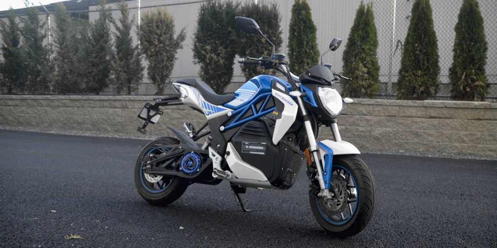Một chiếc xe máy điện có tốc độ lên đến 100km/h Một chiếc xe máy điện có tốc độ lên đến 100km/h