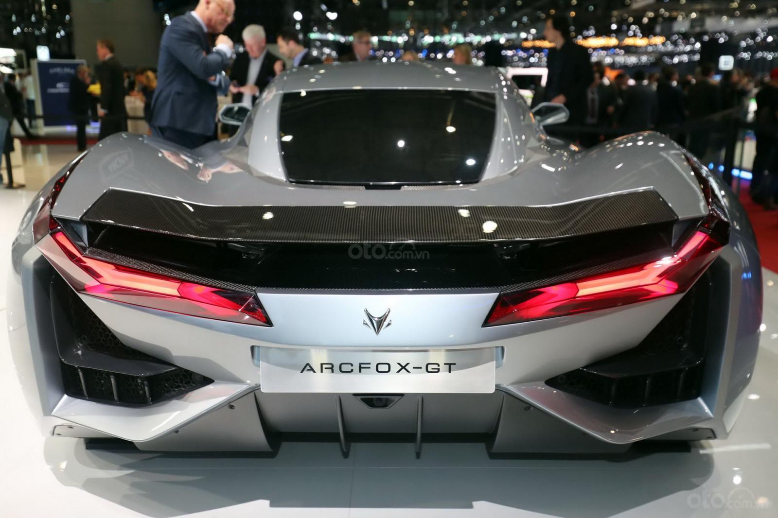 BAIC Arcfox GT có khả năng tăng tốc từ 0 tới 100km/ giờ chỉ trong vòng 2,59 giây BAIC Arcfox GT có khả năng tăng tốc từ 0 tới 100km/ giờ chỉ trong vòng 2,59 giây