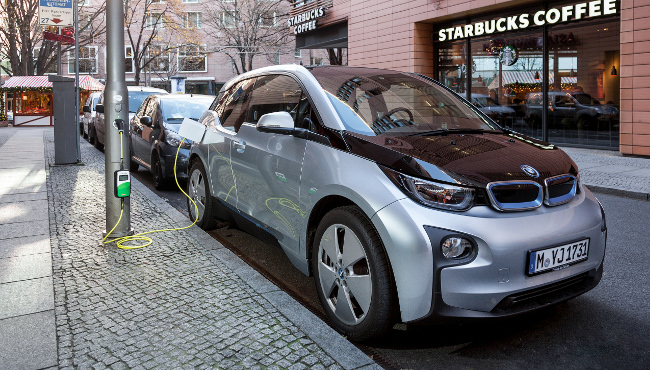 Ô tô điện đang sạc pin trên một con phố ở Đức