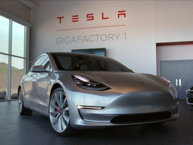 Một chiếc xe điện của Tesla Một chiếc xe điện của Tesla