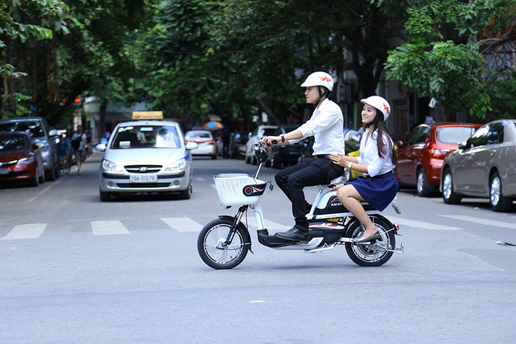 Đôi bạn học sinh trên chiếc xe đạp điện Ambike