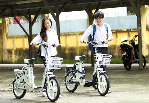 Đôi bạn trẻ thanh lịch bên chiếc HkBike