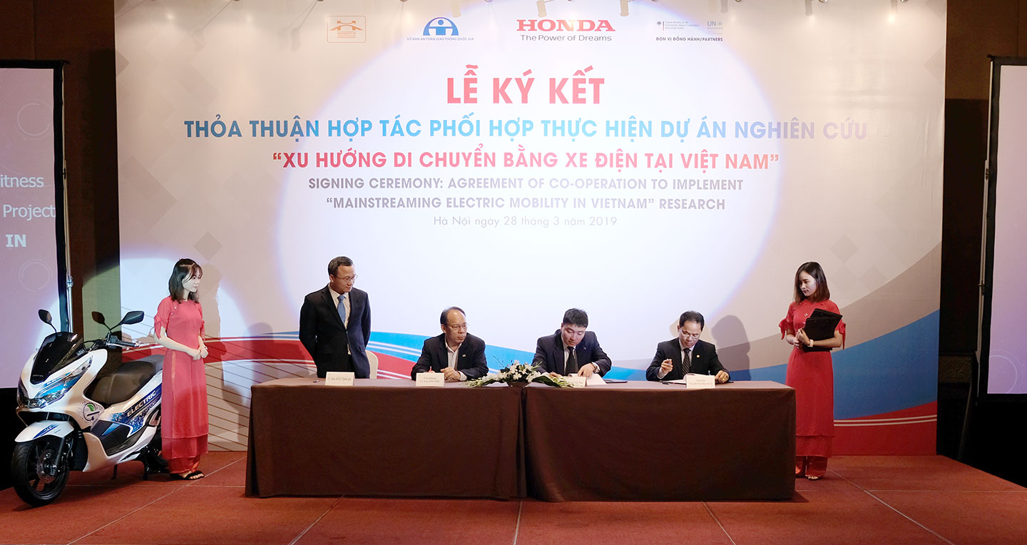 Honda ký thỏa thuận thực hiện nghiên cứu về khả năng sử dụng xe máy điện tại Việt Nam Honda ký thỏa thuận thực hiện nghiên cứu về khả năng sử dụng xe máy điện tại Việt Nam