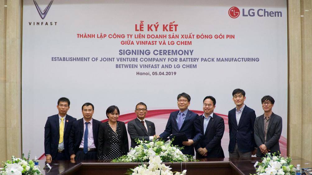 VinFast cùng LG Chem ký hợp tác sản xuất pin xe điện