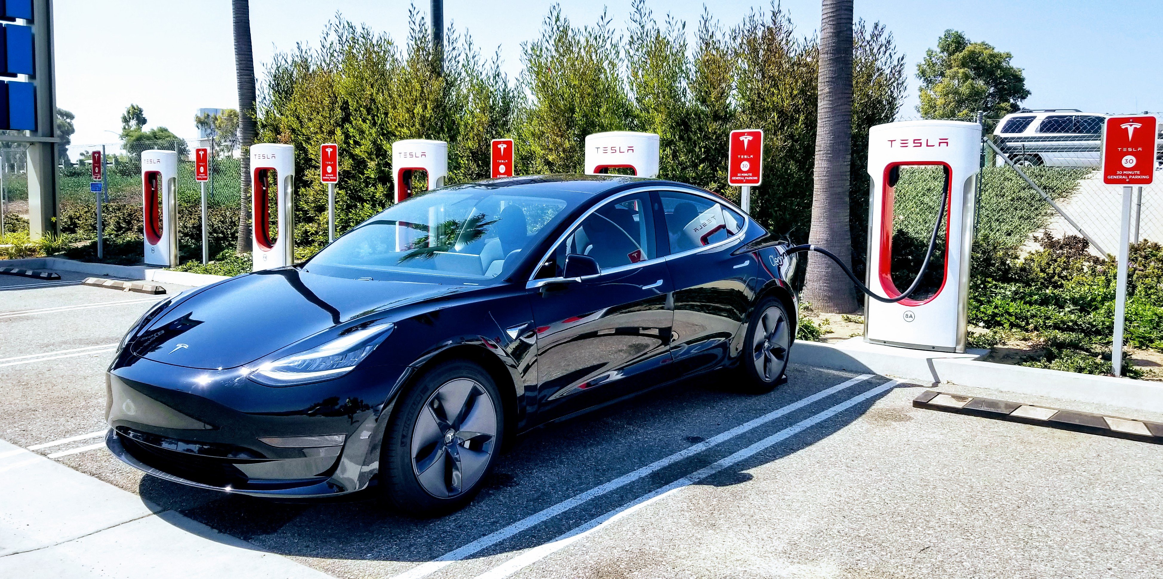 Tesla hối thúc khách hàng thanh toán tiền xe trong năm 2018 để tránh thuế Tesla hối thúc khách hàng thanh toán tiền xe trong năm 2018 để tránh thuế
