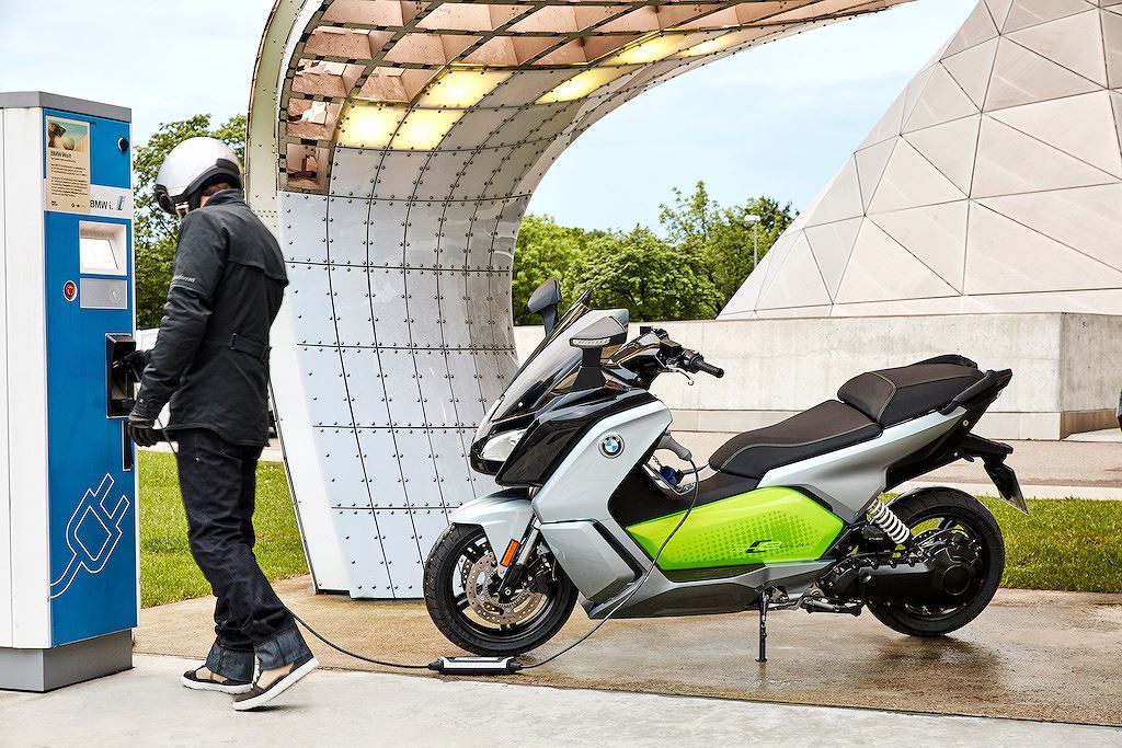 Thời gian sạc lâu và tầm hoạt động hẹp là những vấn đề chung của xe điện.