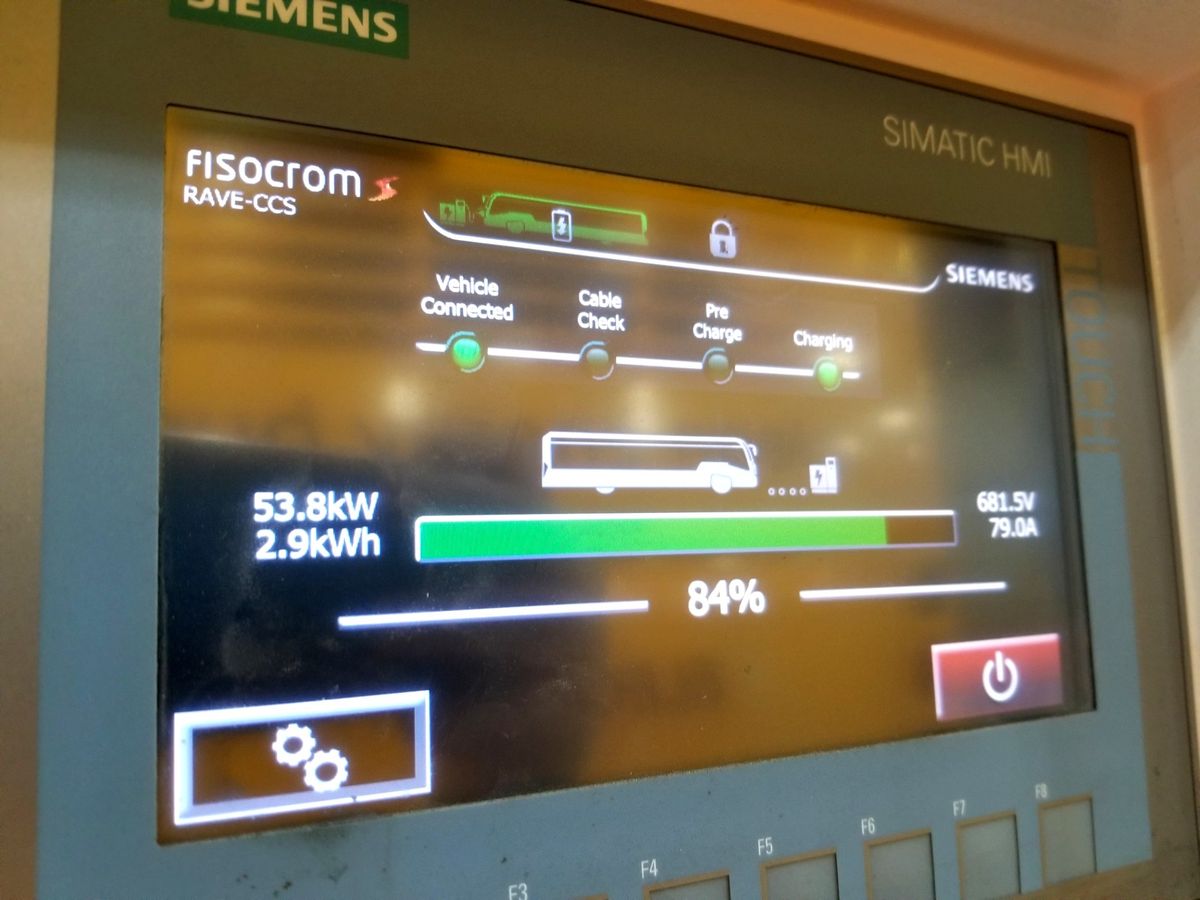 Một màn hình sạc xe buýt hoàn toàn bằng điện tại Kho xe buýt Michael J. Quill ở Midtown.