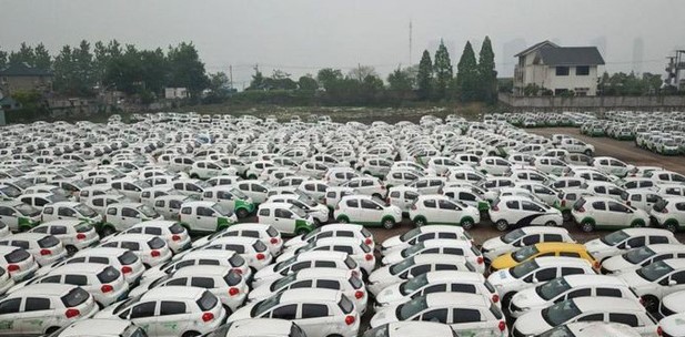 Hàng trăm chiếc xe điện “đắp chiếu” trên một bãi đất trống Hàng trăm chiếc xe điện “đắp chiếu” trên một bãi đất trống