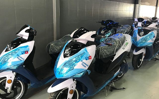 Xe máy điện xếp hàng để giao hàng tại nhà để xe của Telitz của Blitz Motors Xe máy điện xếp hàng để giao hàng tại nhà để xe của Telitz của Blitz Motors