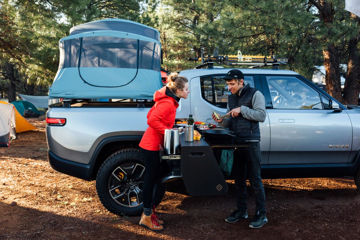 Chiếc xe cắm trại điện của Rivian Chiếc xe cắm trại điện của Rivian
