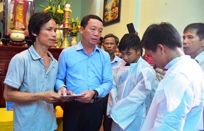 Lãnh đạo UBND tỉnh thăm hỏi gia đình nạn nhân