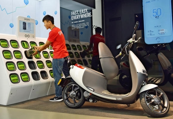 Đổi pin xe điện (ảnh minh họa)