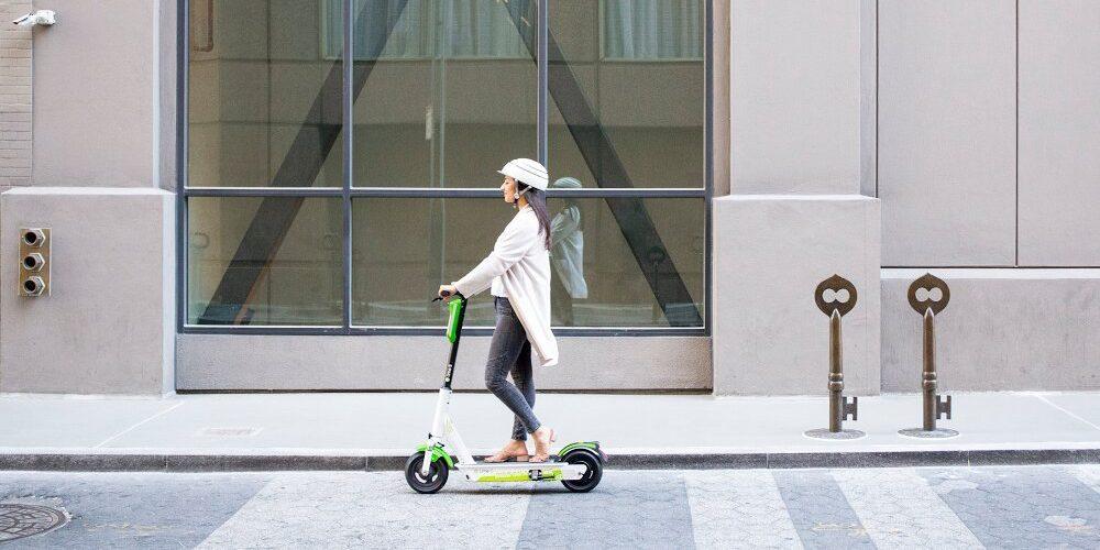 Một chiếc xe tay ga điện trên đường phố New York Một chiếc xe tay ga điện trên đường phố New York