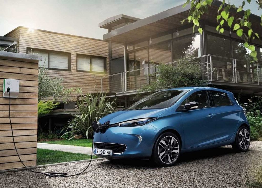 Zoe khi đang sạc điện Zoe khi đang sạc điện