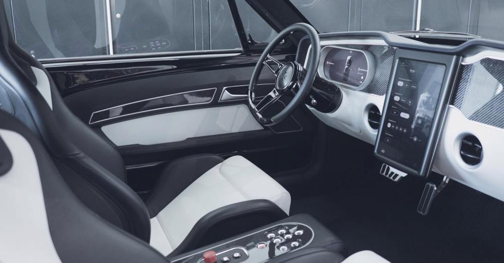 Nội thất của chiếc xe lấy cảm hứng từ Tesla Model S hoặc Model X