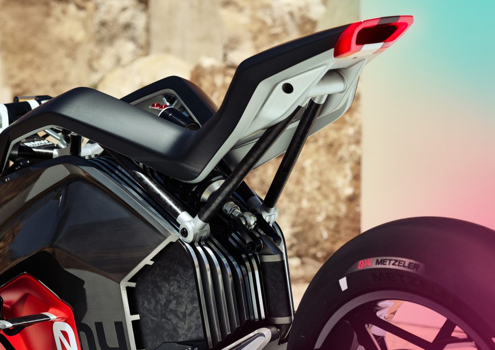 Phía đuôi của xe điện Vision DC Roadster