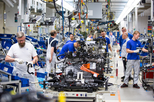 Dây chuyền lắp ráp xe điện e-Golf trong nhà máy Volkswagen ở Wolfsburg, Đức. Ảnh: Bloomberg Dây chuyền lắp ráp xe điện e-Golf trong nhà máy Volkswagen ở Wolfsburg, Đức. Ảnh: Bloomberg