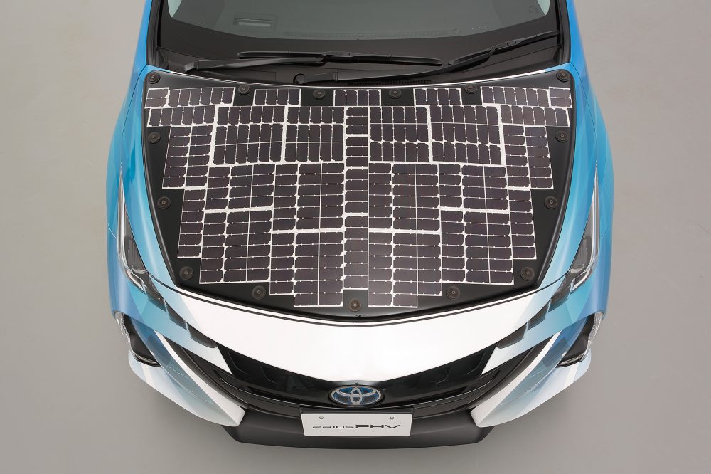 Các tấm pin mặt trời được đặt trên nóc và mui xe