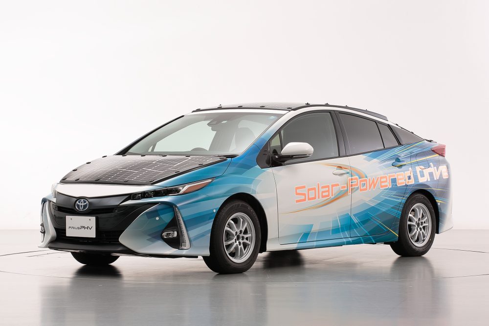 Xe điện bổ sung năng lượng mặt trời của Toyota