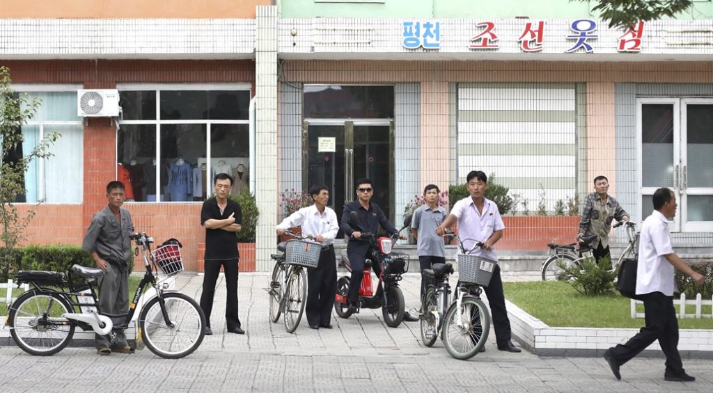 Pyongyangites với xe đạp điện và xe tay ga Pyongyangites với xe đạp điện và xe tay ga