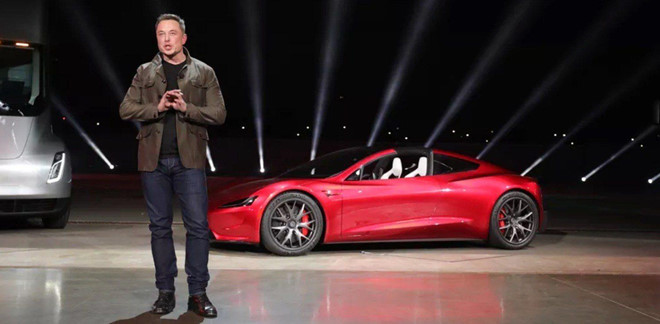 Elon Musk trên sân khấu trong lần giới thiệu chiếc Tesla Roadster 2020 Elon Musk trên sân khấu trong lần giới thiệu chiếc Tesla Roadster 2020