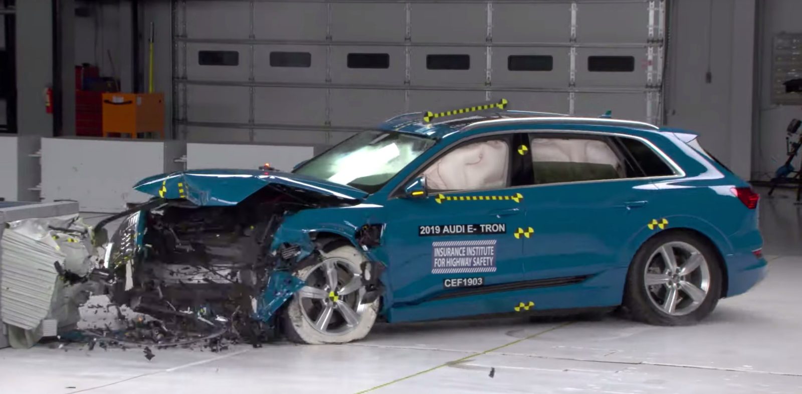 Hình ảnh thử nghiệm an toàn của Audi e-tron