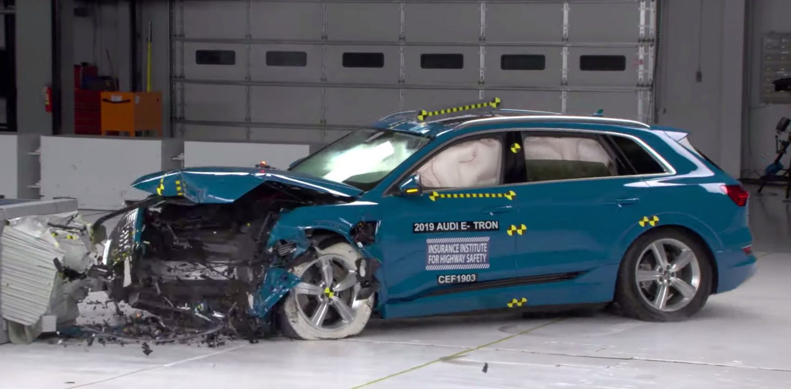 Hình ảnh thử nghiệm an toàn của Audi e-tron Hình ảnh thử nghiệm an toàn của Audi e-tron