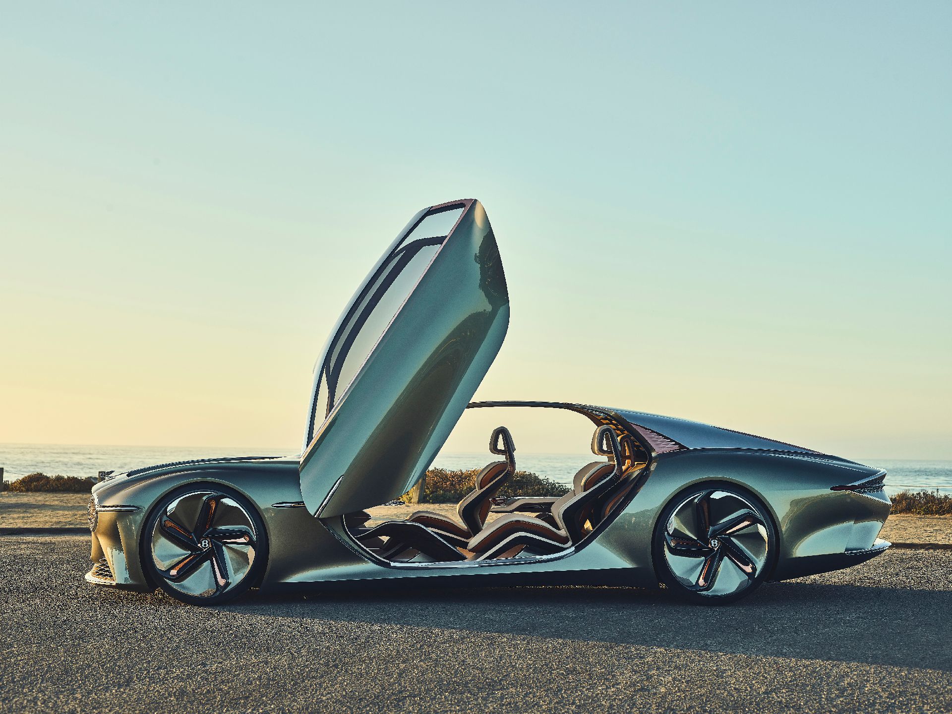 Chiếc xe concept này có thể chạy 700km sau mỗi lần sạc, tốc độ tối đa 300 km/h. Chiếc xe concept này có thể chạy 700km sau mỗi lần sạc, tốc độ tối đa 300 km/h.