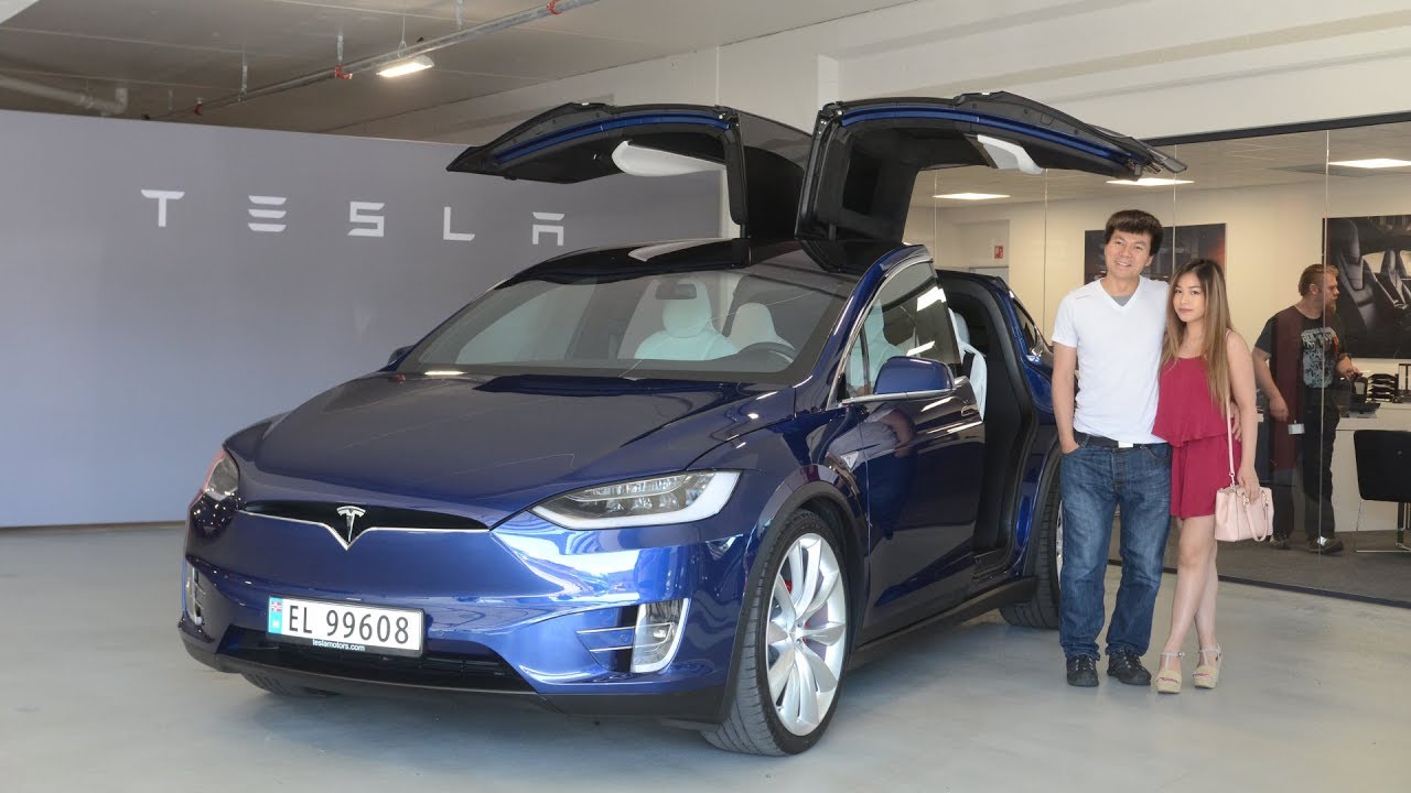 Nyland và bạn gái bên chiếc xe điện Tesla Nyland và bạn gái bên chiếc xe điện Tesla