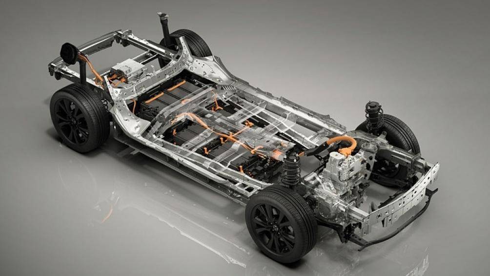 Do trọng lượng xe được phân bổ nhiều hơn về phía sau nên Mazda thiết kế lại hệ thống treo trong xe