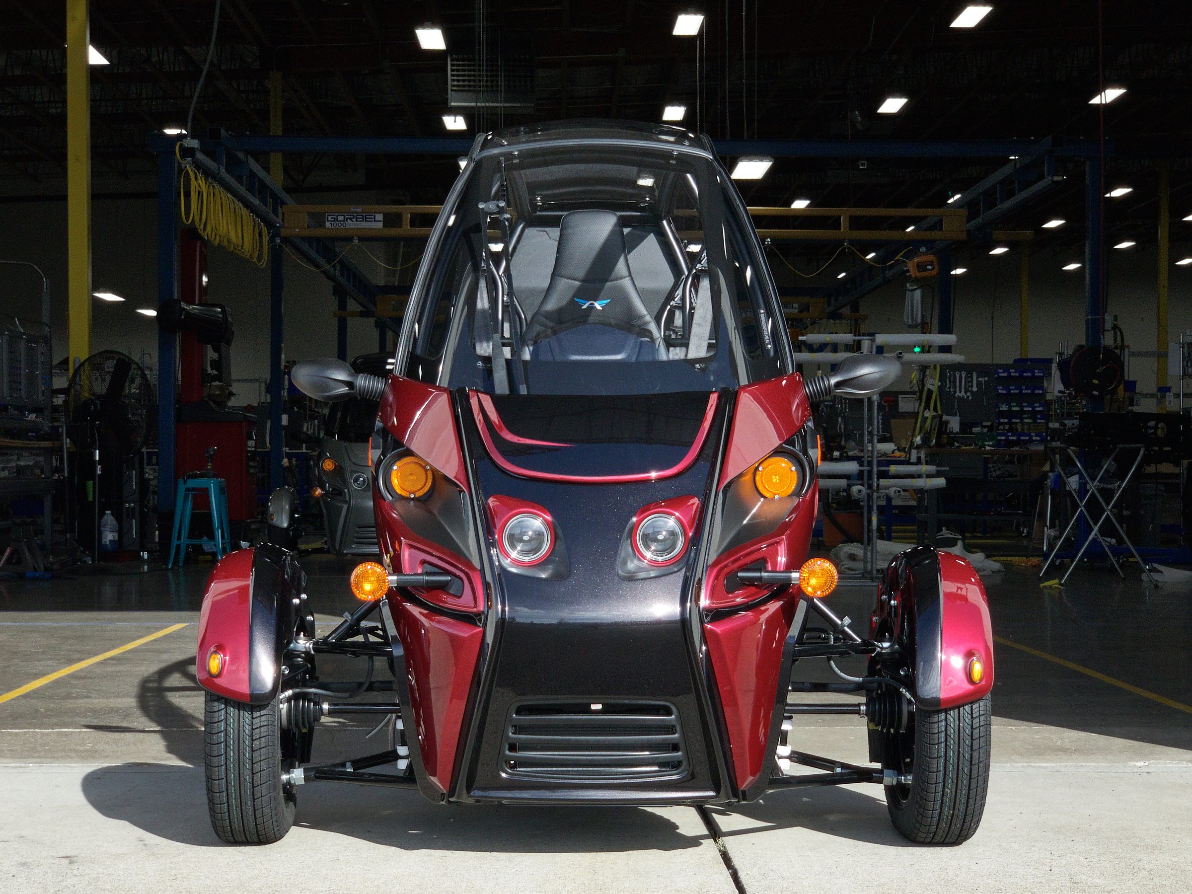 Arcimoto FUV được chế tạo tại Oregon và có giá đề xuất là 19,990 USD Arcimoto FUV được chế tạo tại Oregon và có giá đề xuất là 19,990 USD