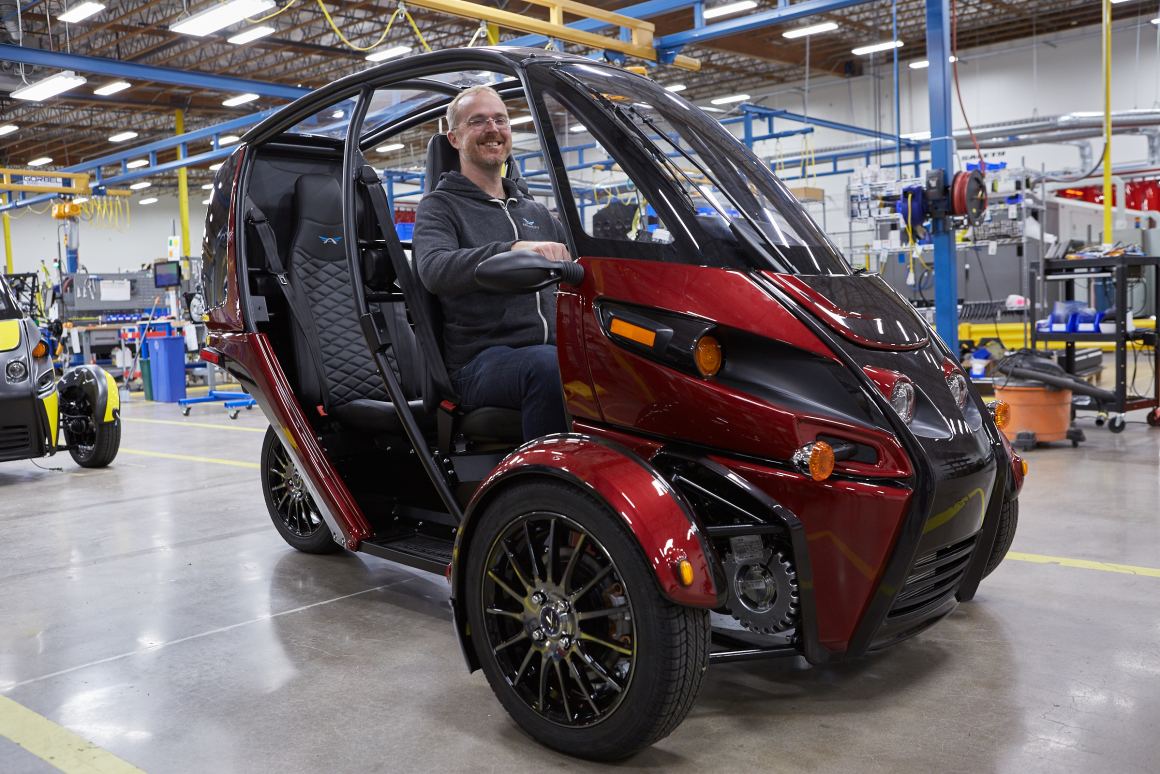Người sáng lập và chủ tịch của Arcimoto, Mark Frohnmayer, chuẩn bị các FUV đầu tiên để giao cho khách Người sáng lập và chủ tịch của Arcimoto, Mark Frohnmayer, chuẩn bị các FUV đầu tiên để giao cho khách